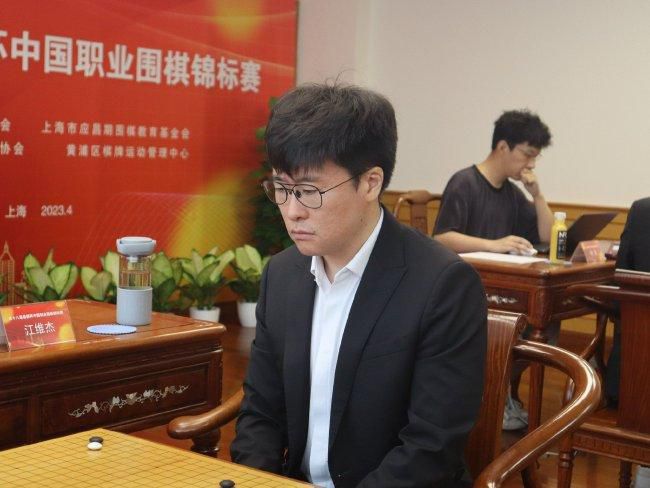 原本无比热闹的演唱会现场，也在这一刻顿时安静了下来。